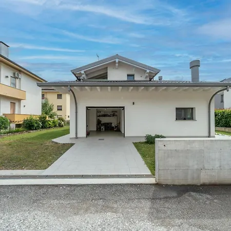 Guesthost - The House Of Antonietta Udine